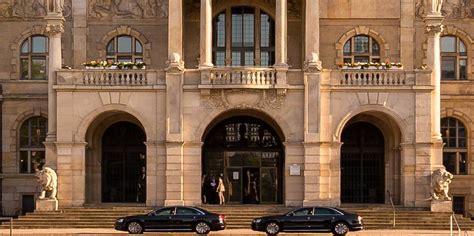 Der Eingang Rundgang Um Und In Das Neue Rathaus Das Neue Rathaus Im