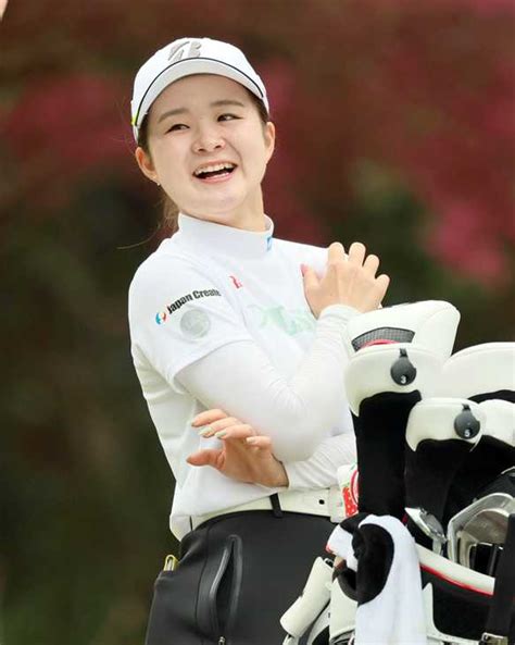 19歳・川崎春花が単独首位 2位に比嘉真美子、山内日菜子／国内女子ゴルフ サンスポ