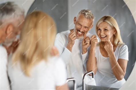 Rutina Matutina Sonriente Pareja Usando Hilo Dental En El Baño Juntos