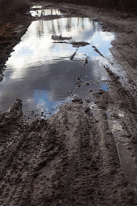 未舗装の道路上の泥と水たまり水たまり沼地の空 写真背景 無料ダウンロードのための画像 Pngtree