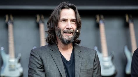 Viral Story About Keanu Reeves Refusing To Give Whoopi Goldberg Award ...