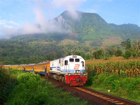 Kereta Api Kahuripan Gunung Mandalawangi Lebakjero Flickr