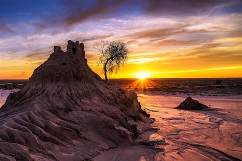 Premium Photo Sunset Over Walls Of China In Mungo National Park Australia