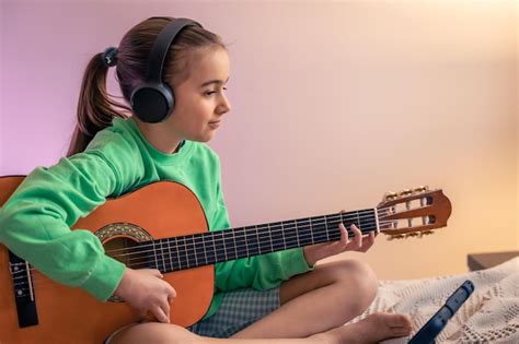 La Ni A Aprende A Tocar La Lecci N De Video Musical En L Nea De La