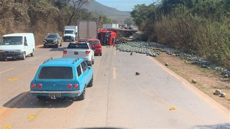 Caminhão Tomba Carga De Abóbora Espalha Na Pista E Fecha Br 040 Em