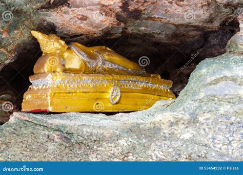 Estatua De Descanso De Buda En La Cueva Foto De Archivo Imagen De