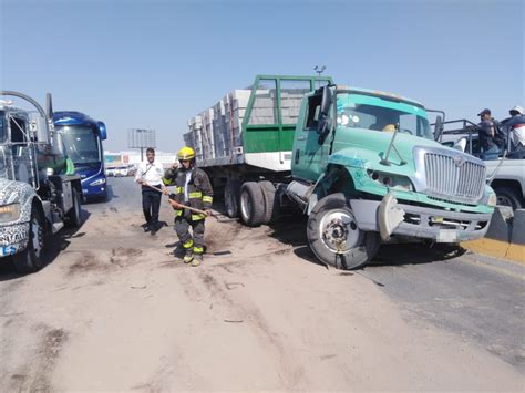 Chocan Tráileres En Lo Alto Del Puente Villa Florida De Torreón El