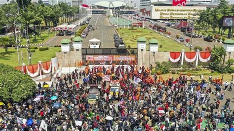 Kawal Putusan MK Mahasiswa Buruh Hingga Selebritas Goyang Gedung DPR