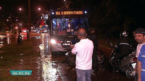 V Deo Chuva Forte Causa Transtornos Em V Rias Regi Es De Sp Bom Dia