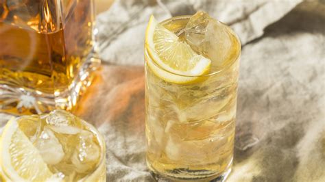 The 2 Specific Drinks You Need To Mix A Seven And Seven Cocktail