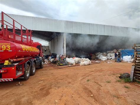 Incêndio atinge empresa de materiais recicláveis e bombeiros levam 3