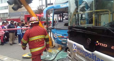 Bus Tur Stico Choca Contra Bus Del Metropolitano Y Deja Nueve Heridos