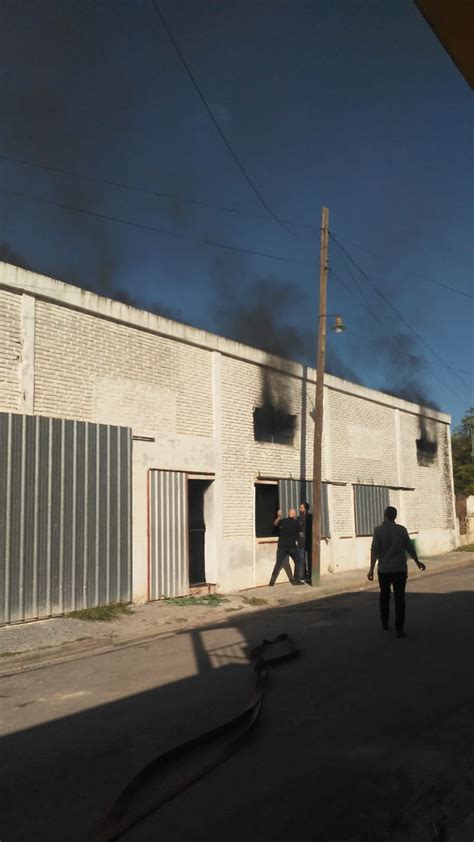 El Fuego Se Expandi Desde Chimenea Y Caus Da Os Materiales Paralelo