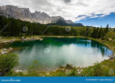 Paisaje Del Lago Carezza O Karersee Y Dolomitas En El Fondo Nova