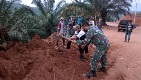 Tumpukan Tanah Merah Penuhi Ruas Pembukaan Jalan TIMES Indonesia