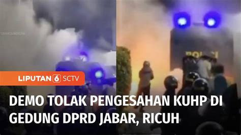 Video Polisi Dilempari Bom Molotov Saat Bubarkan Demo Penolakan