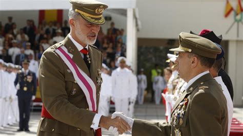 Felipe Vi El Rey Entrega Los Reales Despachos A Los Cuerpos Comunes