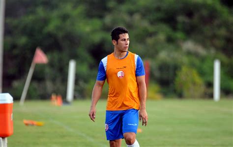 Bruno Colla O Se Firma Como Titular Na Lateral Esquerda Do N Utico