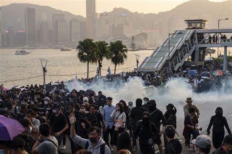 香港抗議デモ、選挙後初の週末に勢い増す－警察は再び催涙弾発射 Bloomberg