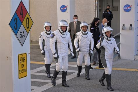 Spacex Capsule Returns Crew Of Four From Space Station Mission