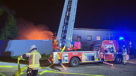 Feuerwehr bekämpft Brand in Kempen Fotos