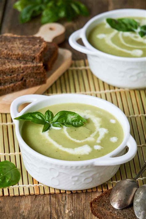 Cremige Zucchini Suppe mit Kräutern der Provence