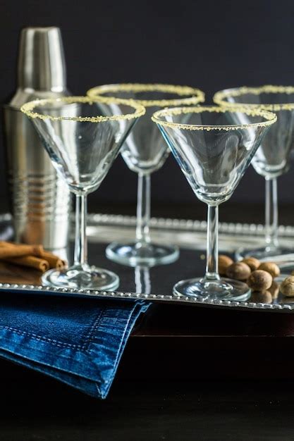 Verres à Martini Bordés De Cassonade Et Réglés Pour Un Cocktail De Lait