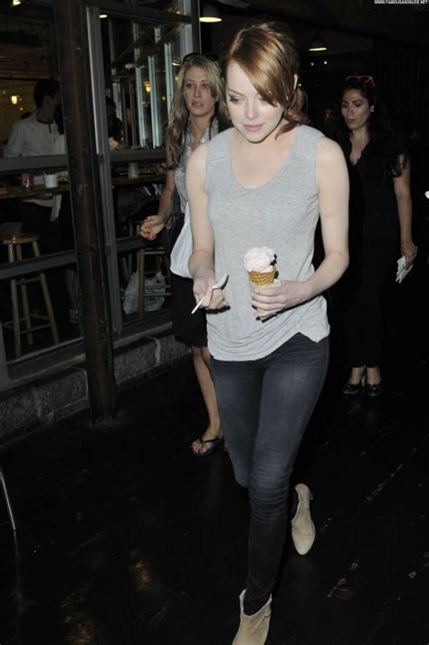 Emma Stone Posing Hot High Resolution Babe Celebrity