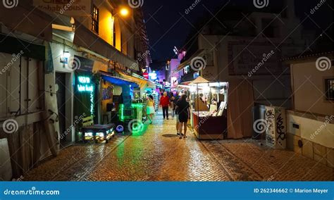 Vida Nocturna En Albufeira En El Algarve De Portugal Con Bares Y