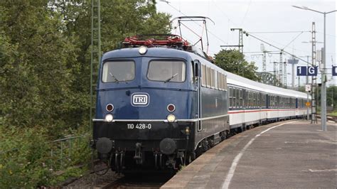 Tri Mit N Wagen Und Pfiff In K Ln Messe Deutz Als Gamescom Re