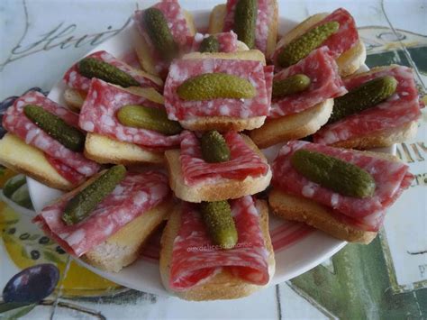 Toasts à la rosette et cornichons