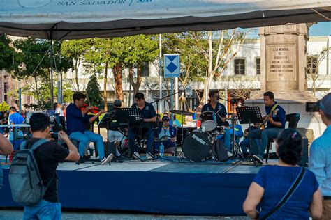 Exhibición de arte y cultura en el Centro Histórico de San Salvador en