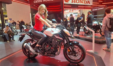 En Direct De Milan Honda Cb Hornet Un Nouveau Frelon Dans La Famille