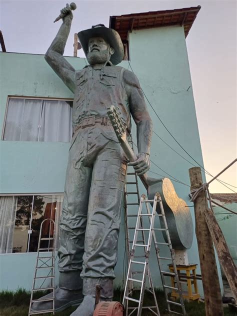 Vídeo mostra passo a passo da construção de estátua gigante do cantor