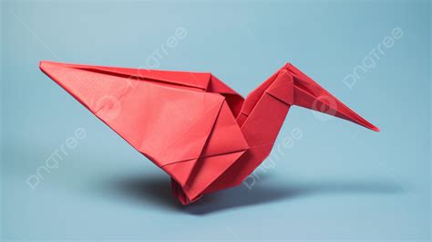 Guindaste De Origami Vermelho Está Na Frente De Um Fundo Azul Como