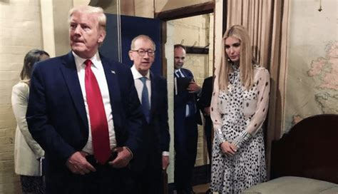 Body Language Expert Reveals Disturbing Info Behind This Photo Of Trump