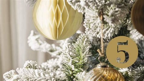 Decora tu árbol navideño de blanco con estas 5 ideas sin gastar dinero