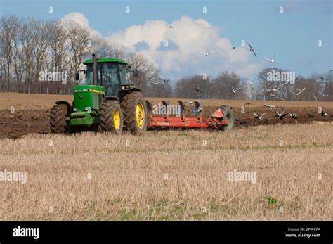 Tracteur John Deere Tirant Une Charrue Kverneland Suivi D Une