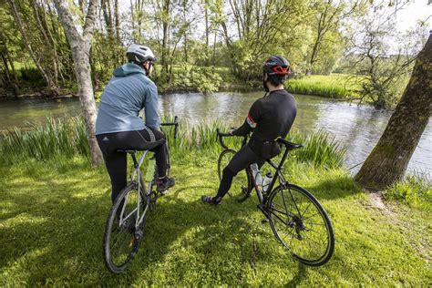 A vélo un chien lattaque près du plan deau de Saint Yrieix