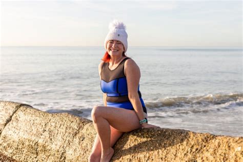 4 Hot Sexy Emma Simpson Bikini Pics