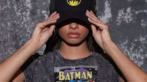 GUESS ORIGINALS se pone la capa de superhéroe de BATMAN para FW22