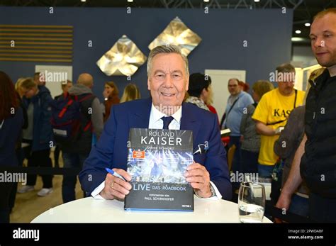 Roland Kaiser Bei Der Signierstunde Live Das Roadbook Am Messestand