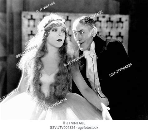 9 Hot Sexy Mae Murray Bikini Pics