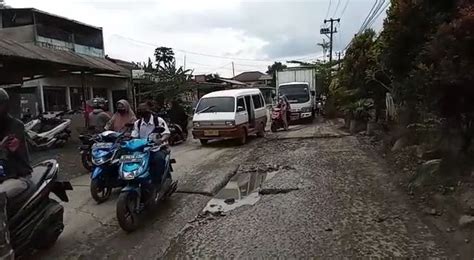 Jalan Rusak Parah Akibat Truk Tambang Perbaikannya Lambat