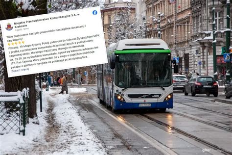 Senior Wsiad Do Autobusu Chwil P Niej Kierowca Us Ysza Wa Ny Komunikat