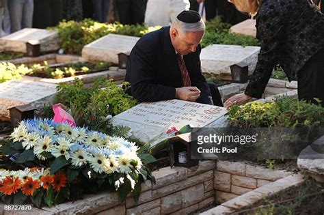 Yoni Netanyahu Memorial Service Photos and Premium High Res Pictures ...