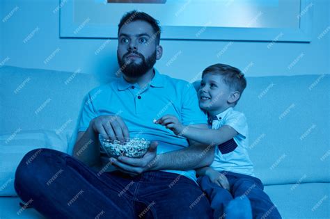 Padre E Hijo Viendo Películas Juntos Foto Premium