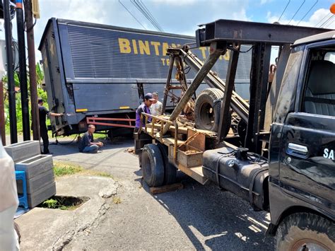 Truk Tronton Terperosok Di Ruas Jalan Nyambu Kaba Kaba Updatebali