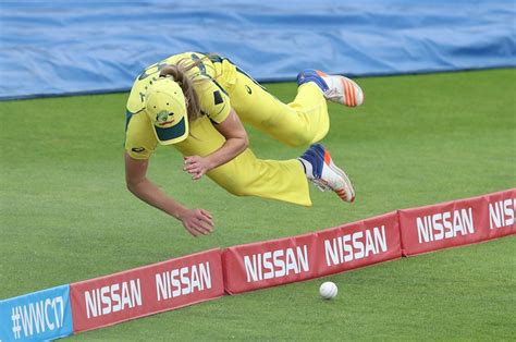 Ellyse Perry dives near the boundary | ESPNcricinfo.com