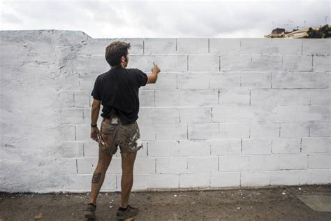 FOTOGALERÍA Elías Taño vuelve a pintar su mural sobre el caso Alsasua